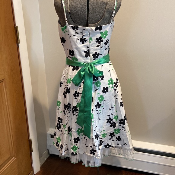 Summer dress size 10, fits like size 6-8 abdomen runs small, likely taken in - Picture 3 of 6